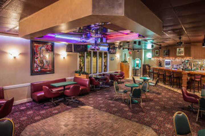 Lounge 17 of 23
