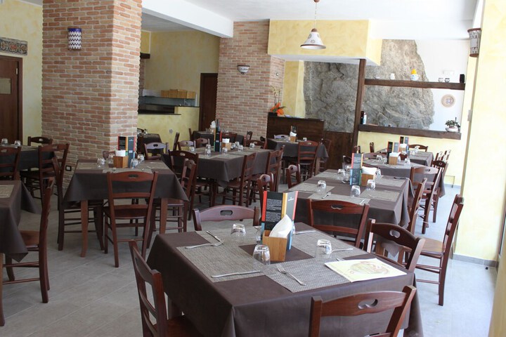 Dining 18 of 29