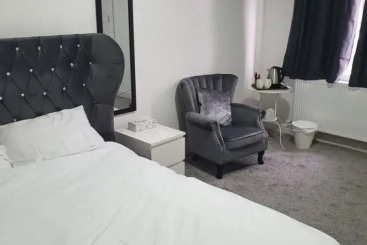Room 2 of 10