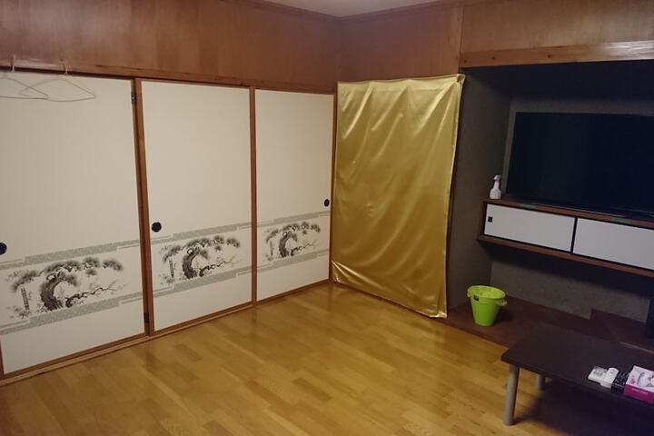 Room 4 of 65