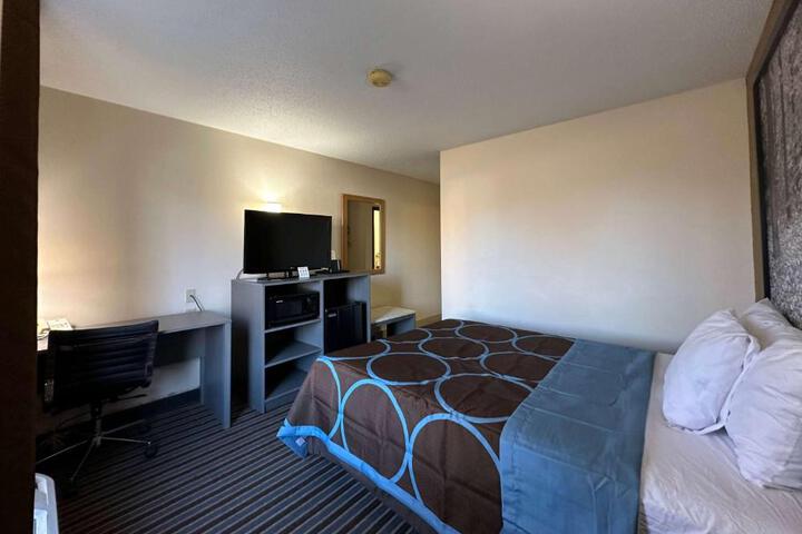 1 Queen Bed (4 of 23)
