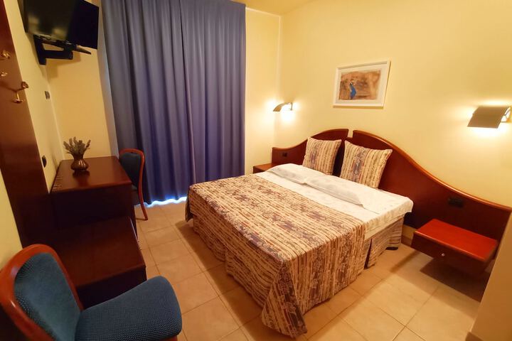 Room 12 of 113