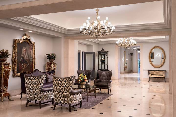 Lobby lounge