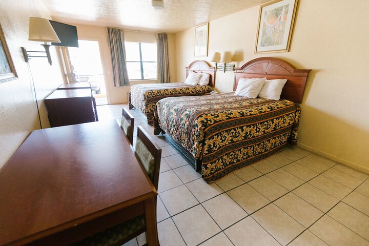 2 Queen Beds (20 of 21)