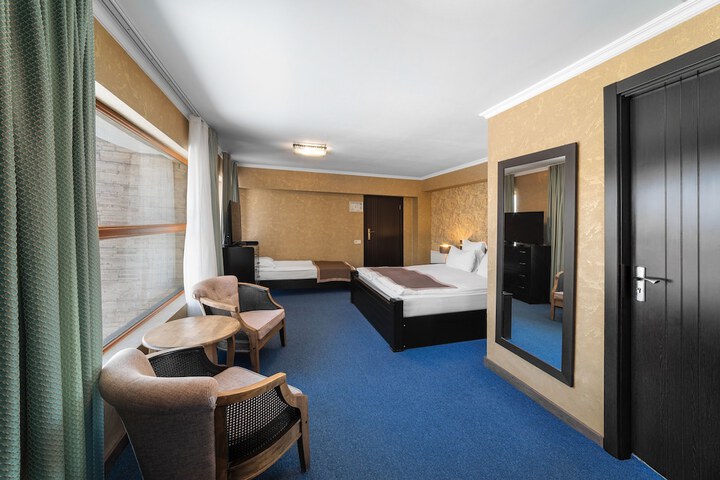 Room 8 of 104