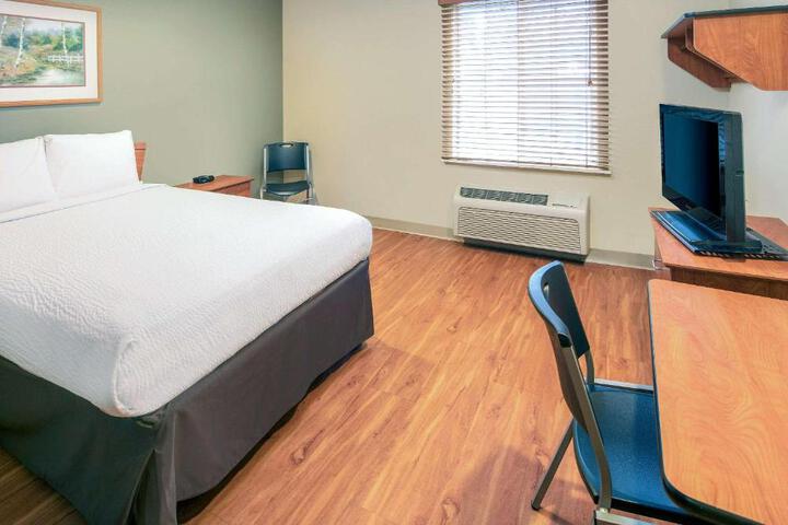 1 Queen Bed (7 of 10)