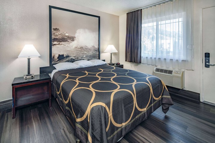 1 Queen Bed (2 of 12)