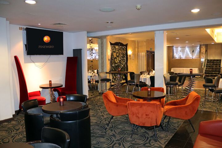 Lounge 36 of 77