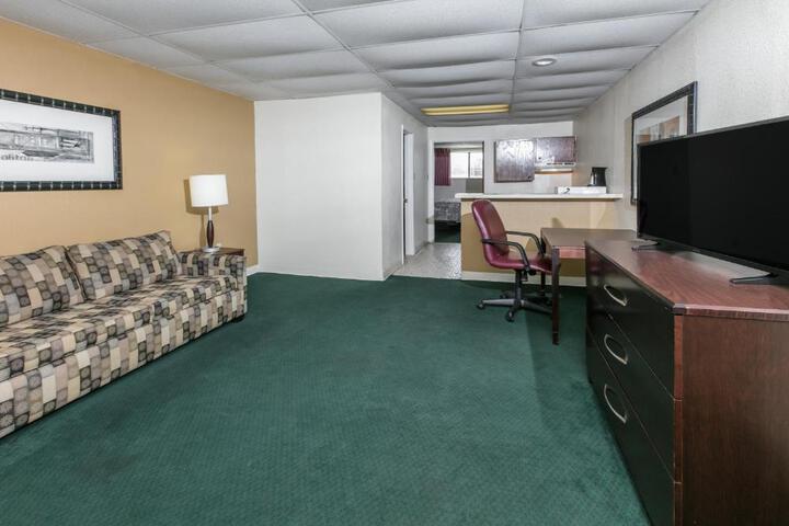 1 King Bed Suite (3 of 10)