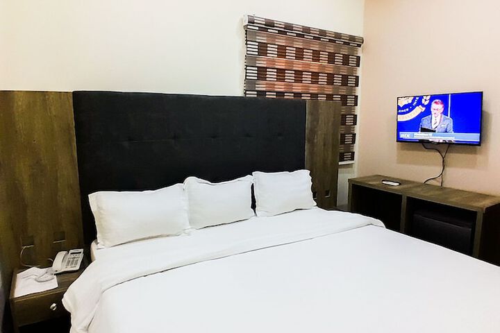 Room 6 of 16