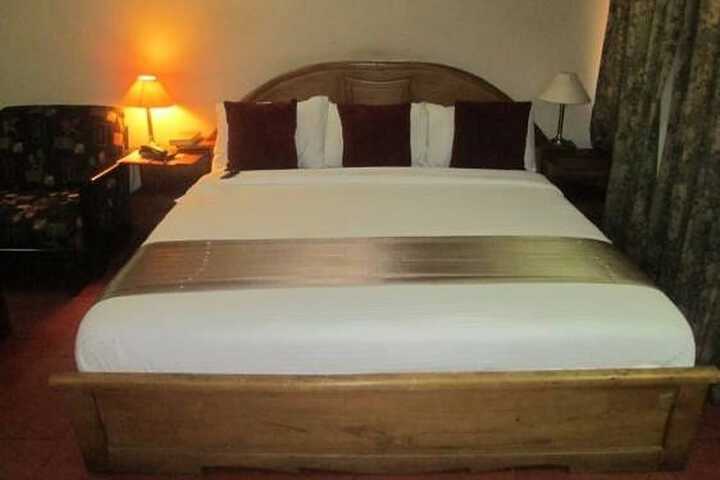 Room 4 of 16