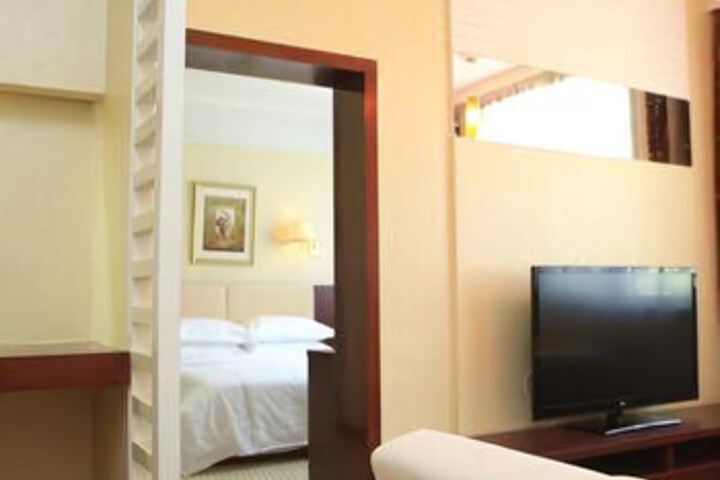 Room 4 of 8