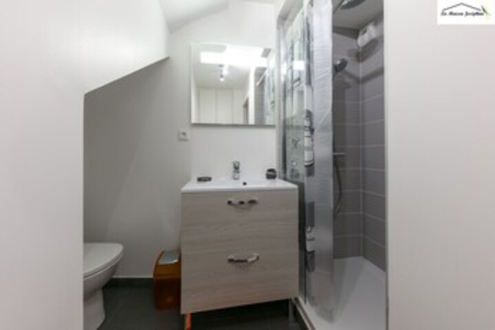 Room 9 of 90