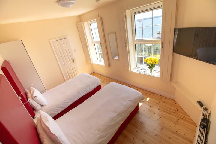 Room 3 of 219
