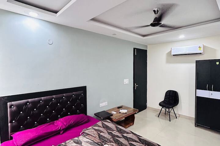 Room 4 of 13