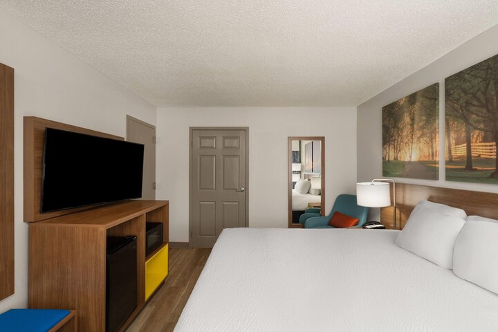 Room 9 of 33