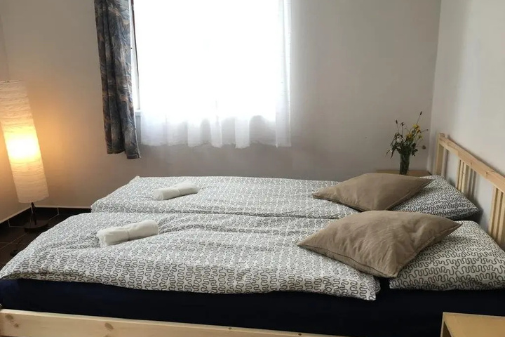 Room 4 of 8