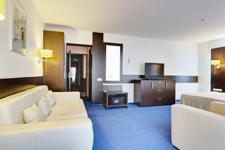Room 9 of 37