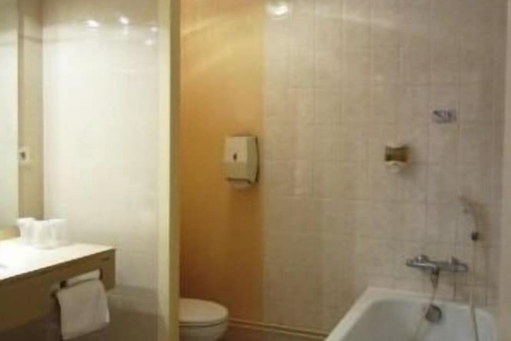 Room 21 of 35
