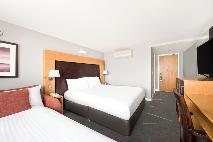 Room 13 of 99