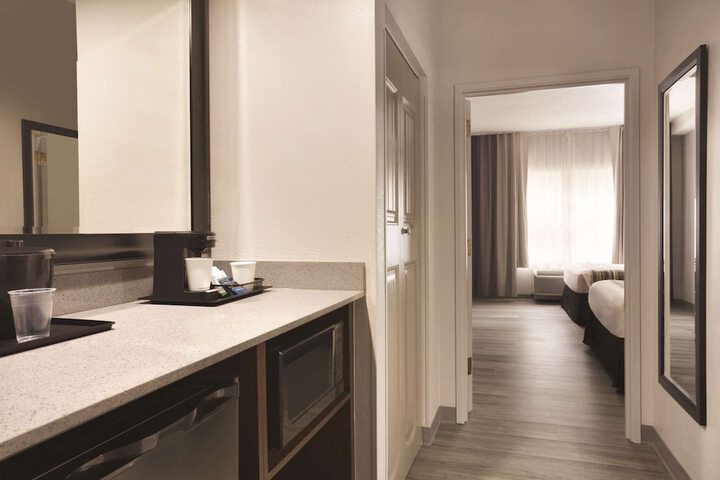 2 Queen Beds Suite (2 of 6)