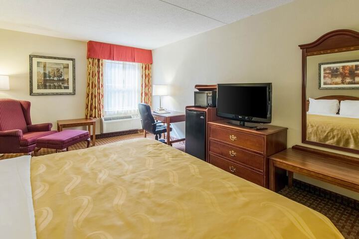 1 King Bed Accessible (16 of 16)