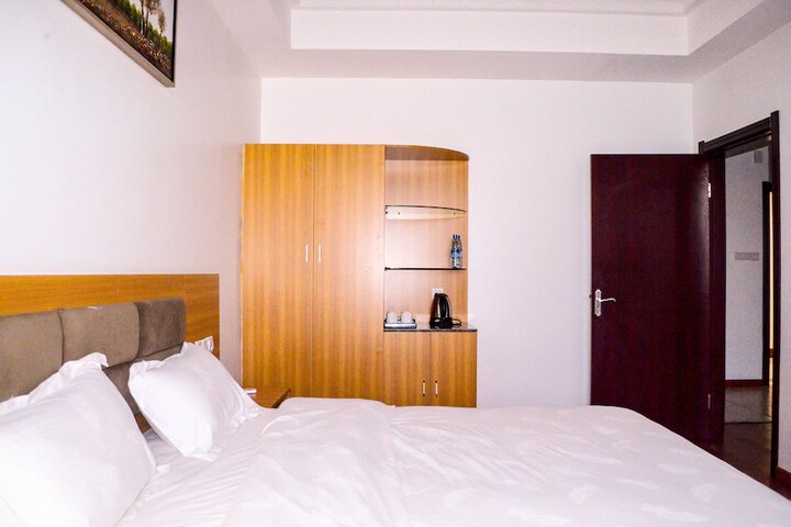 Room 9 of 20