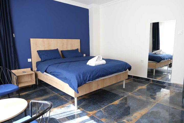 Room 6 of 8
