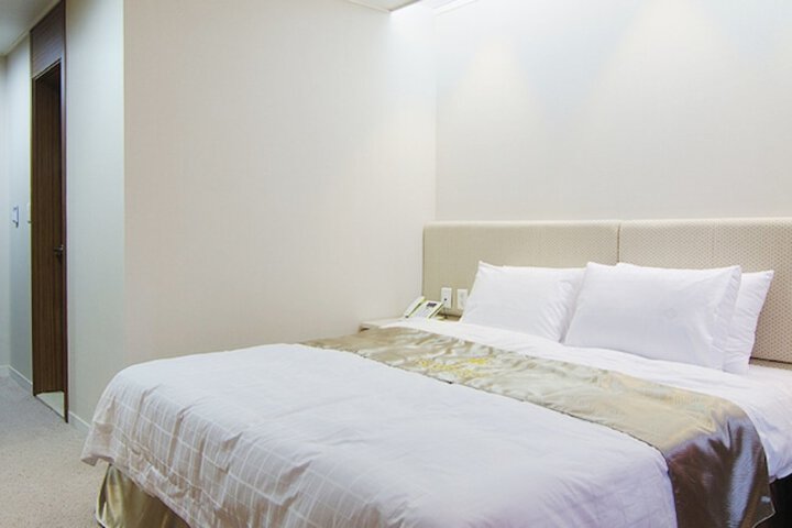 Room 13 of 48