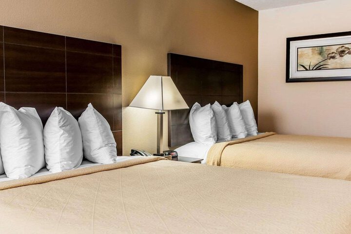 1 Queen Bed Accessible (14 of 18)