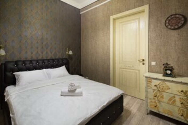 Room 6 of 10