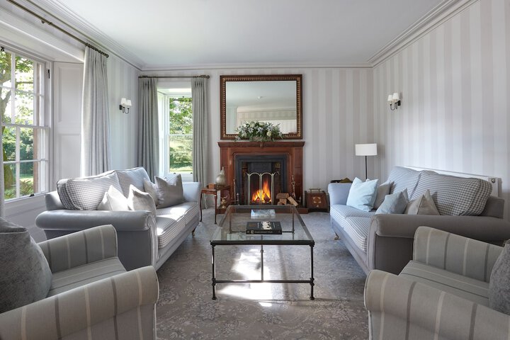 Lounge 52 of 65