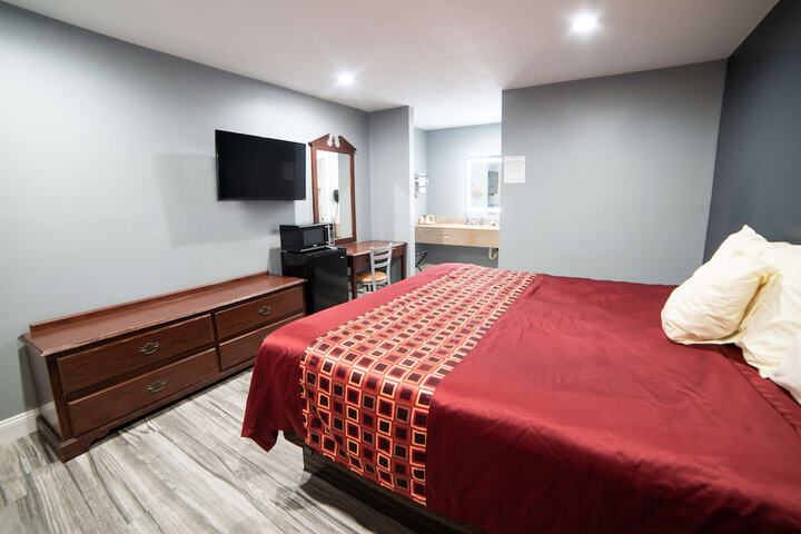 1 King Bed (2 of 11)