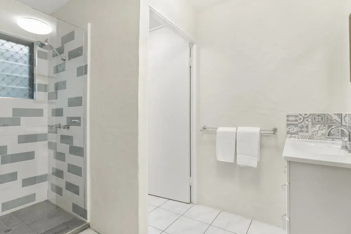 Room 6 of 16