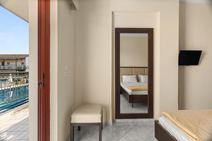 Room 4 of 36