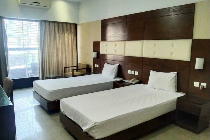 Room 9 of 16