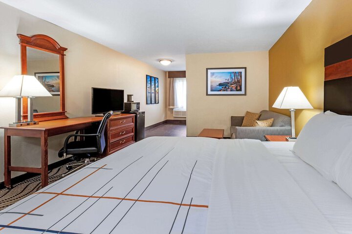 1 King Bed Deluxe Room (8 of 19)