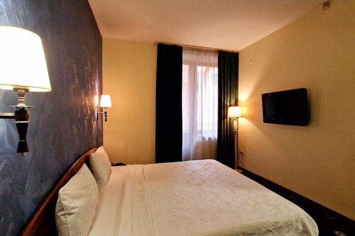 Room 28 of 76