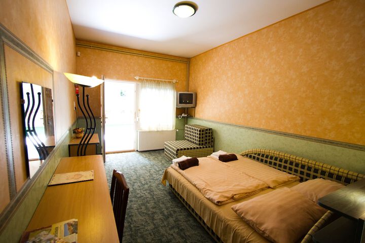 Room 10 of 32