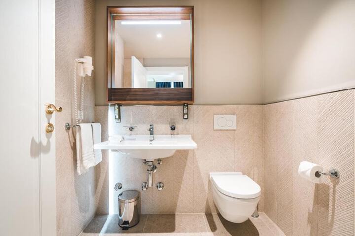Room 65 of 120