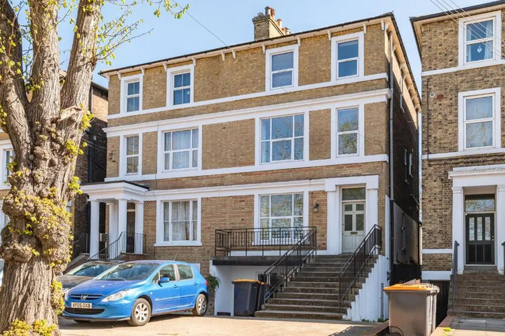Large Contractor House in Great Location with FREE Parking Staycation welcome by ComfyWorkers