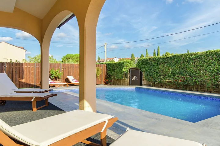 Pool 10 of 17
