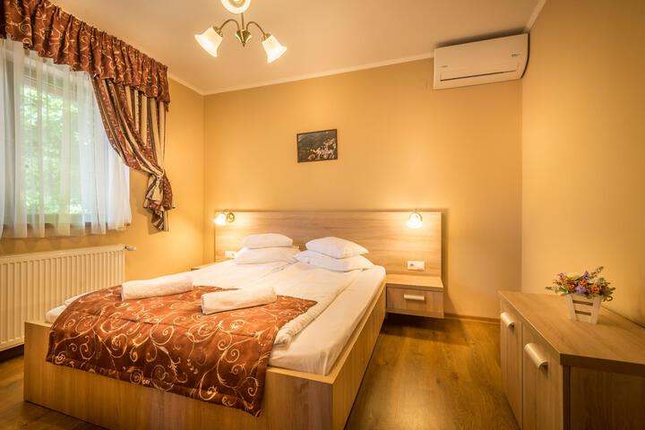 Room 9 of 14