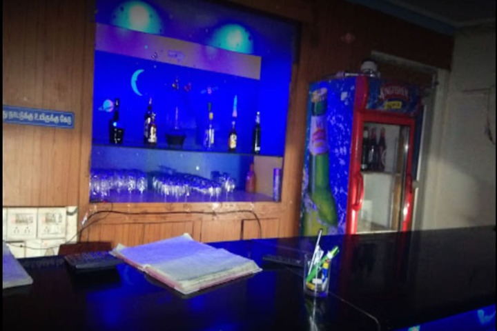 Lounge 25 of 36