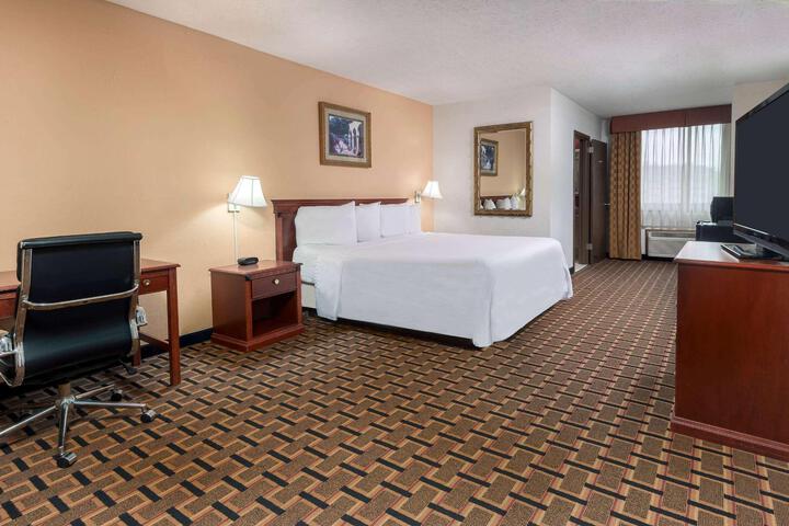 1 King Bed (8 of 19)