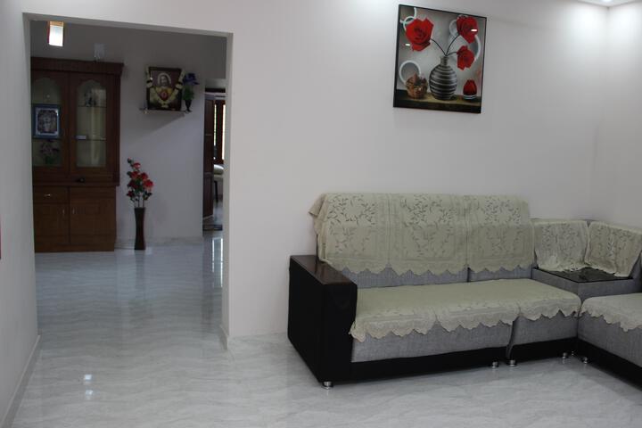 Lounge 2 of 5