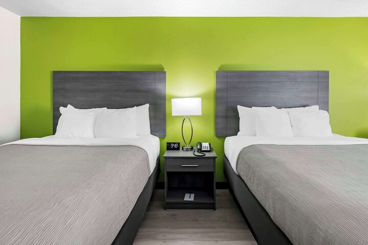 2 Queen Beds (6 of 11)