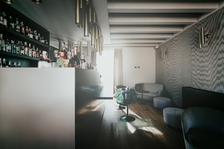 Lounge 38 of 47