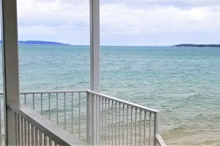 Studio 1 Queen Bed Refrigerator, Microwave Lake View (4 of 6)