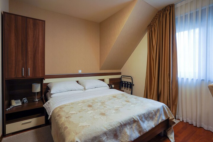 Room 14 of 90